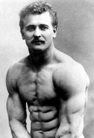 Image showing that Eugen Sandow had a smaller chest because he focused on the overhead press instead of the bench press.